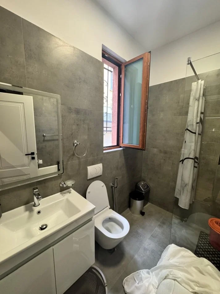 Tirane, jepet me qera 2+1+Ballkon Kati 1, 85 m² 700 € (SELITE)