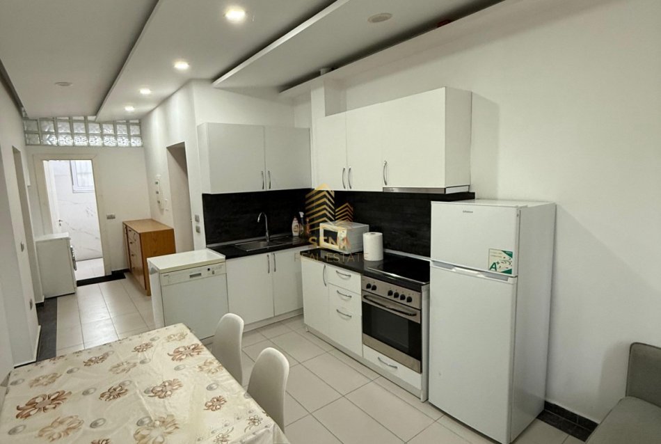 Tirane, jepet me qera apartament 2+1+Ballkon Kati 2, 65 m² 500 € (Rruga Bardhyl)