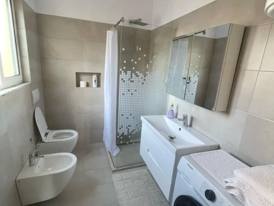 Tirane, jepet me qera apartament 1+1+Ballkon Kati 3, 70 m² 550 € (Delijorgji)