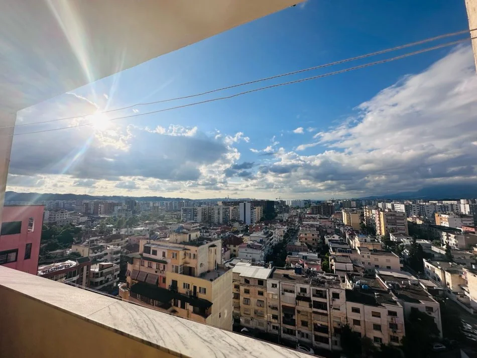 Tirane, jepet me qera apartament 2+1+Ballkon Kati 10, 90 m² 530 € (Rr.e kavajes)