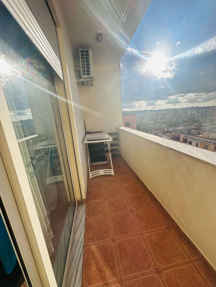 Tirane, jepet me qera apartament 2+1+Ballkon Kati 10, 90 m² 530 € (Rr.e kavajes)