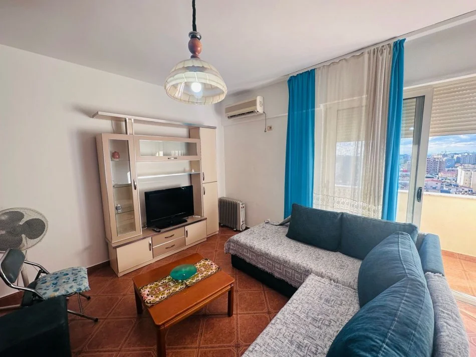Tirane, jepet me qera apartament 2+1+Ballkon Kati 10, 90 m² 530 € (Rr.e kavajes)