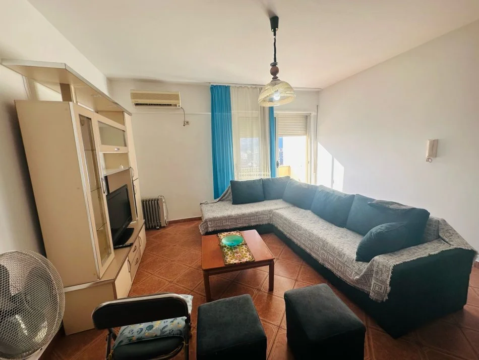Tirane, jepet me qera apartament 2+1+Ballkon Kati 10, 90 m² 530 € (Rr.e kavajes)