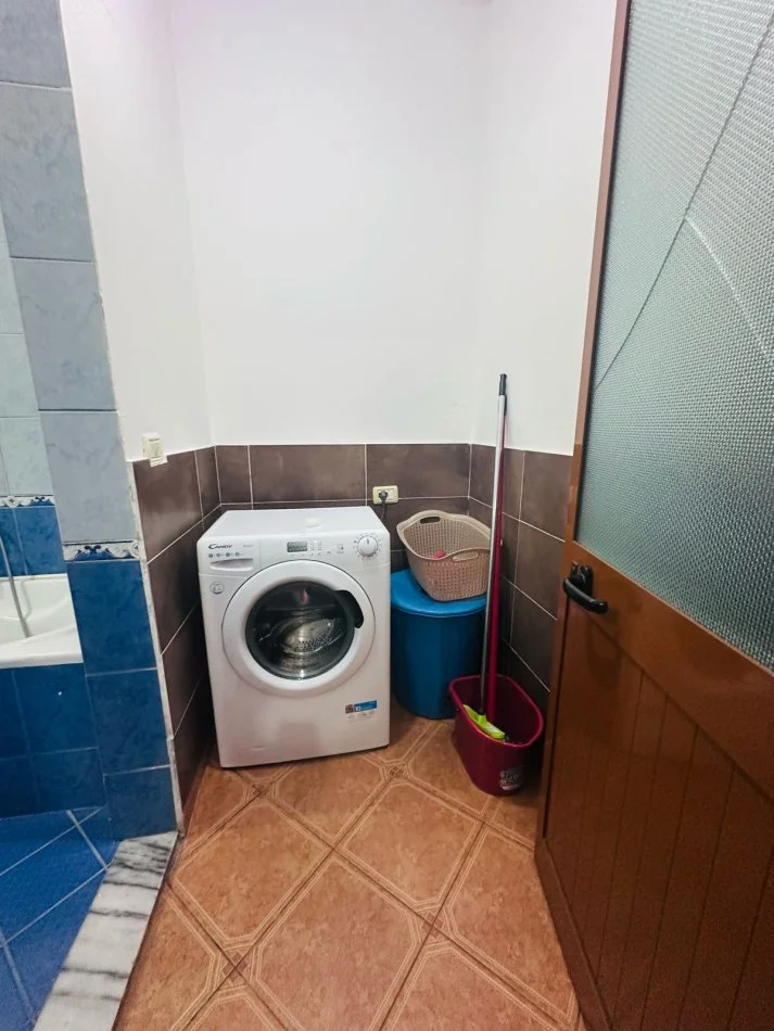 Tirane, jepet me qera apartament 2+1+Ballkon Kati 10, 90 m² 530 € (Rr.e kavajes)