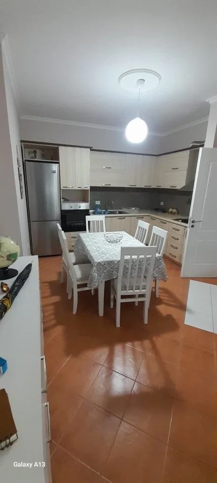 Tirane, jepet me qera 3+1 Kati 8, 98 m² 500 € (Prane Viles L Astir)