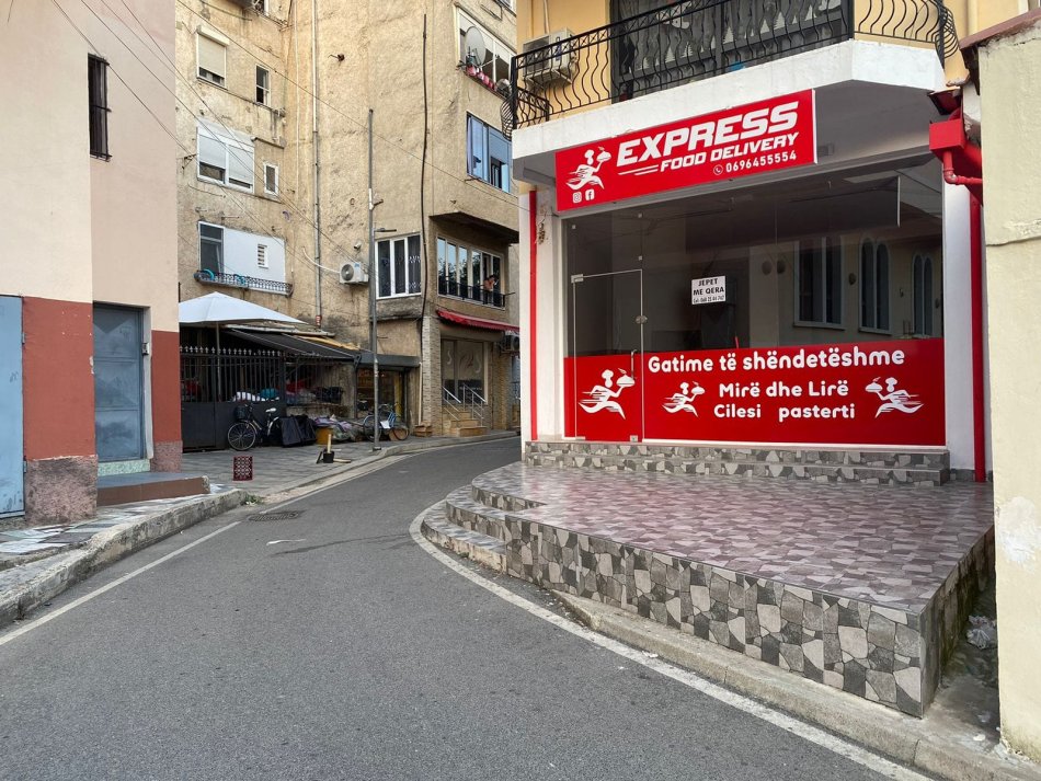 Tirane, jepet me qera ambjent biznesi Kati 0, 105 m² 800 € (Rr 4 Deshmoret, prane gjimnazit Partizani)