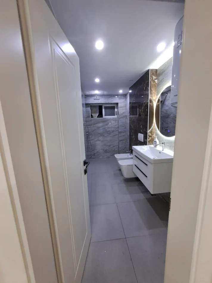 Tirane, jepet me qera zyre Kati 2, 80 m² 900 €