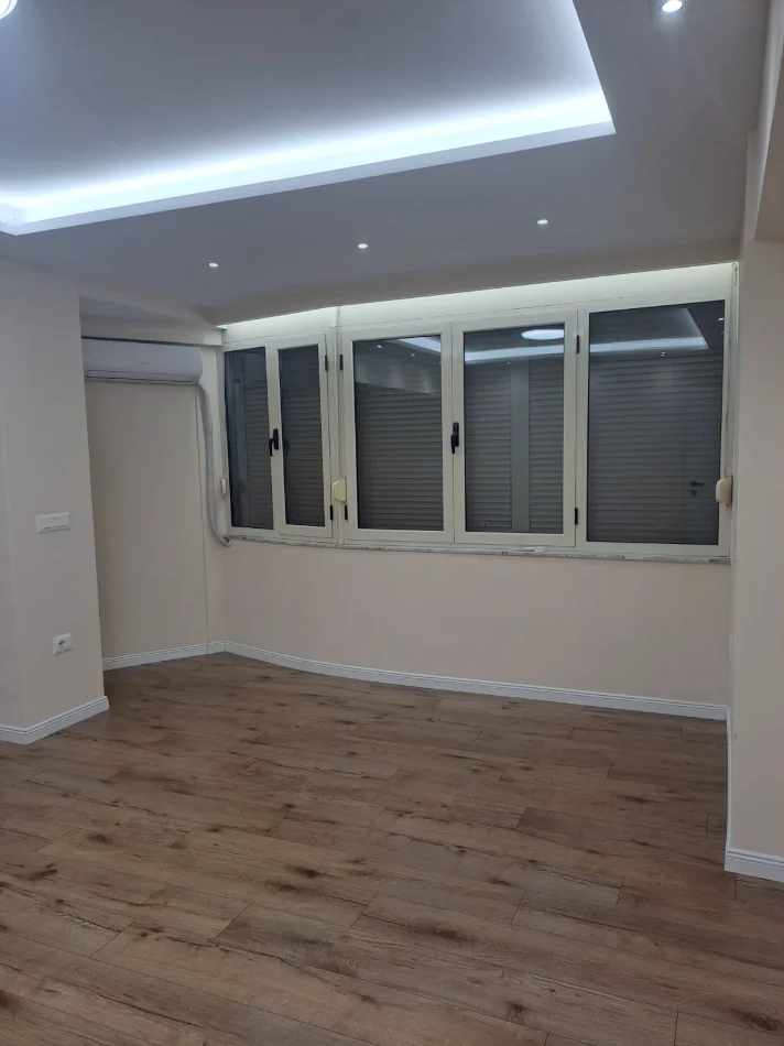 Tirane, jepet me qera zyre Kati 2, 80 m² 900 €