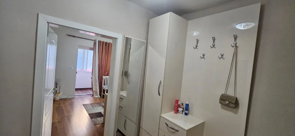 Tirane, jepet me qera apartament 1+1+Ballkon Kati 2, 60 m² 450 € (Prane Atsh, tek Shkolla 1 Maji)