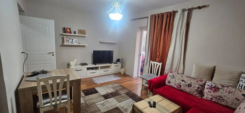 Tirane, jepet me qera apartament 1+1+Ballkon Kati 2, 60 m² 450 € (Prane Atsh, tek Shkolla 1 Maji)