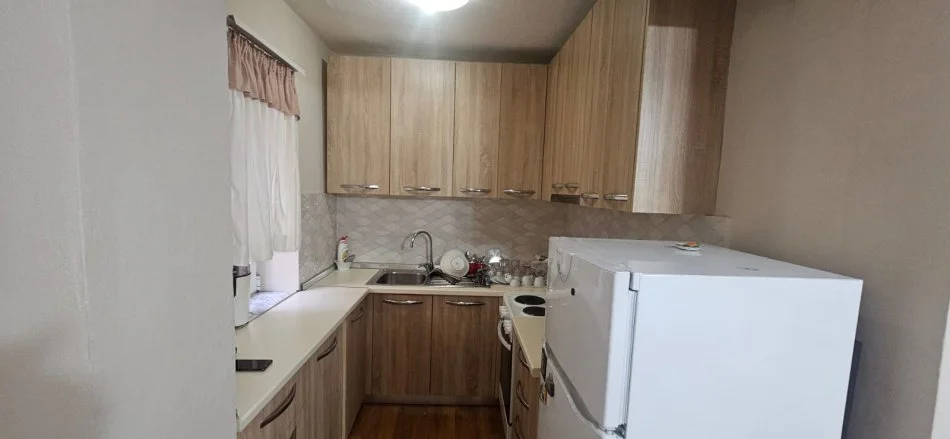 Tirane, jepet me qera apartament 1+1+Ballkon Kati 2, 60 m² 450 € (Prane Atsh, tek Shkolla 1 Maji)