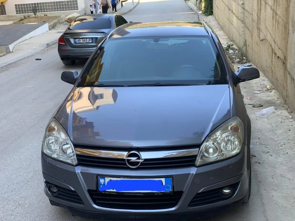 Tirane, shitet makine Opel Nafte, gri metalizato automatik 2.300 €