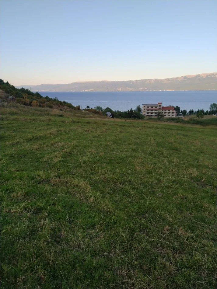 Pogradec, shes toke , 1.000 m² (Pogradec (udenisht) përball liqenit)