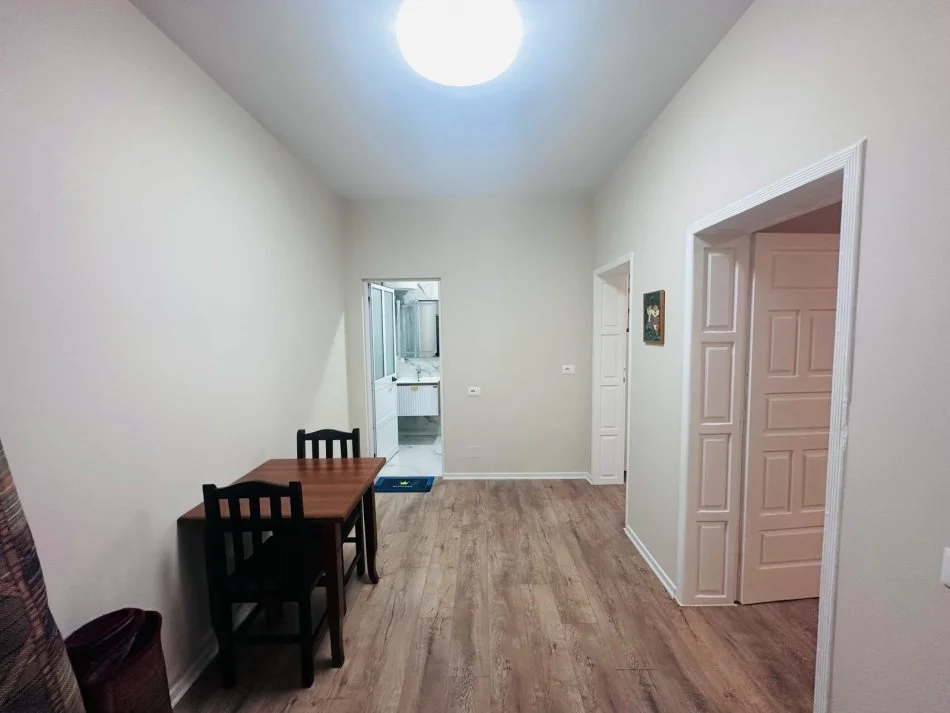 Tirane, jepet me qera apartament 1+1 Kati 1, 350 € (5 maji)