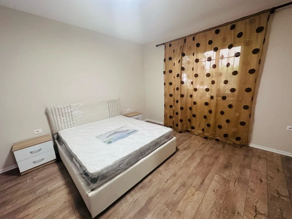 Tirane, jepet me qera apartament 1+1 Kati 1, 350 € (5 maji)