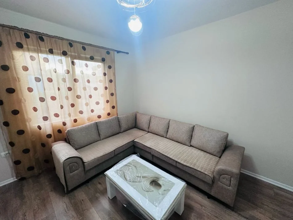 Tirane, jepet me qera apartament 1+1 Kati 1, 350 € (5 maji)