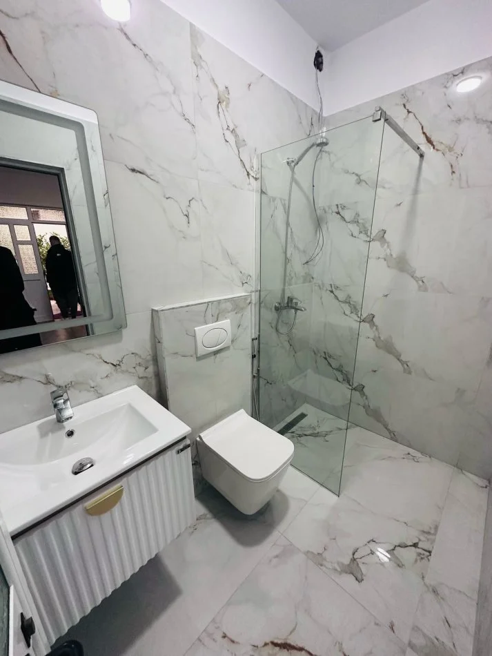 Tirane, jepet me qera apartament 1+1 Kati 1, 350 € (5 maji)