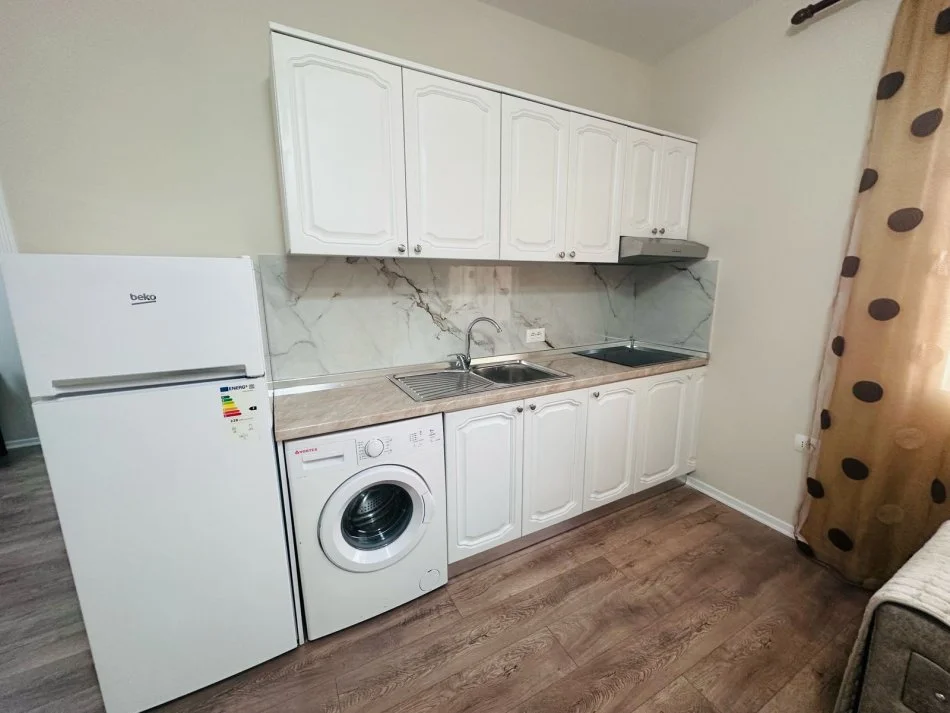 Tirane, jepet me qera apartament 1+1 Kati 1, 350 € (5 maji)