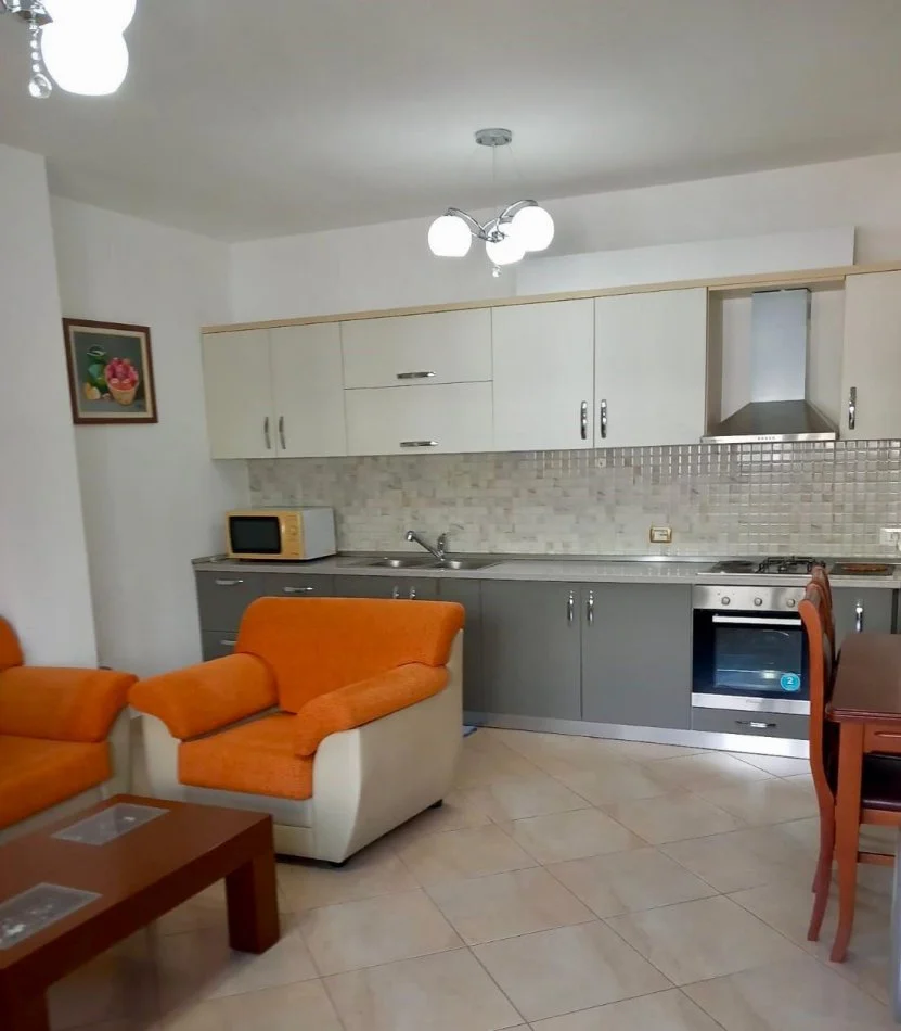 Tirane, jepet me qera apartament 1+1 , 95 m² 480 € (Ish stacioni i trenit)