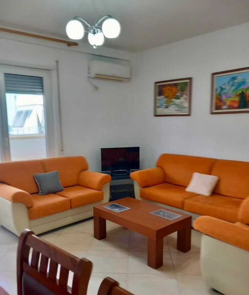 Tirane, jepet me qera apartament 1+1 , 95 m² 480 € (Ish stacioni i trenit)