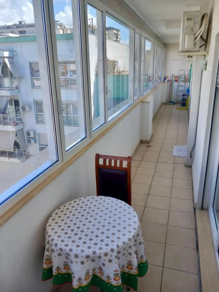 Tirane, jepet me qera apartament 1+1 , 95 m² 480 € (Ish stacioni i trenit)