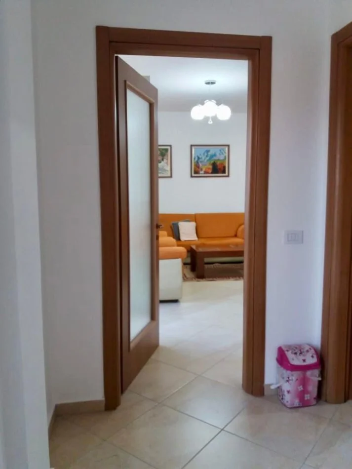 Tirane, jepet me qera apartament 1+1 , 95 m² 480 € (Ish stacioni i trenit)