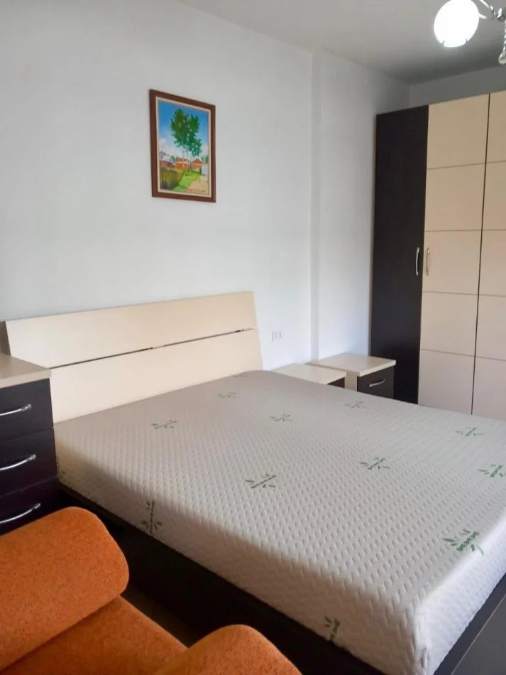 Tirane, jepet me qera apartament 1+1 , 95 m² 480 € (Ish stacioni i trenit)