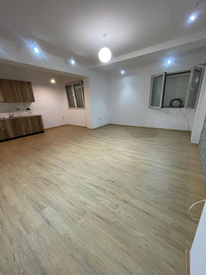 Tirane, jepet me qera apartament 2+1 Kati 5, 125 m² 600 € (Selite)