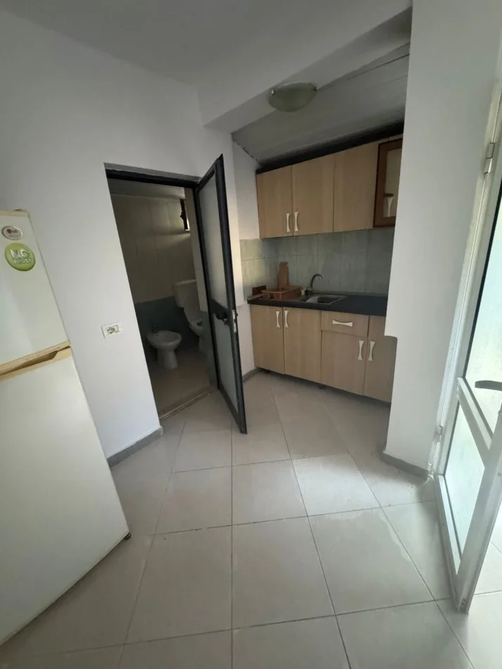 Tirane, jepet me qera vetem 1 dhome 1+1 Kati 1, 35 m² 400 € (Rruga Durresit)
