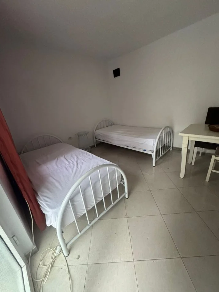 Tirane, jepet me qera vetem 1 dhome 1+1 Kati 1, 35 m² 400 € (Rruga Durresit)