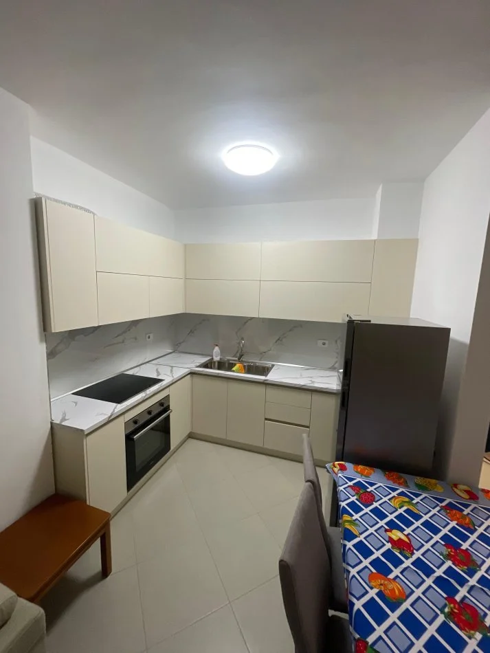 Tirane, jepet me qera apartament 1+1 Kati 6, 350 € (Yzberisht)