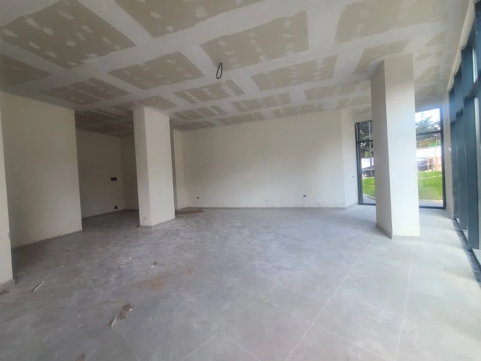 Tirane, jepet me qera dyqan Kati 0, 1.200 € (Mbrapa ambasades amerikane)