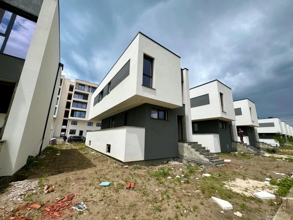 Turquoise Marina (Gjiri Lalzit) shitet Vile me oborr