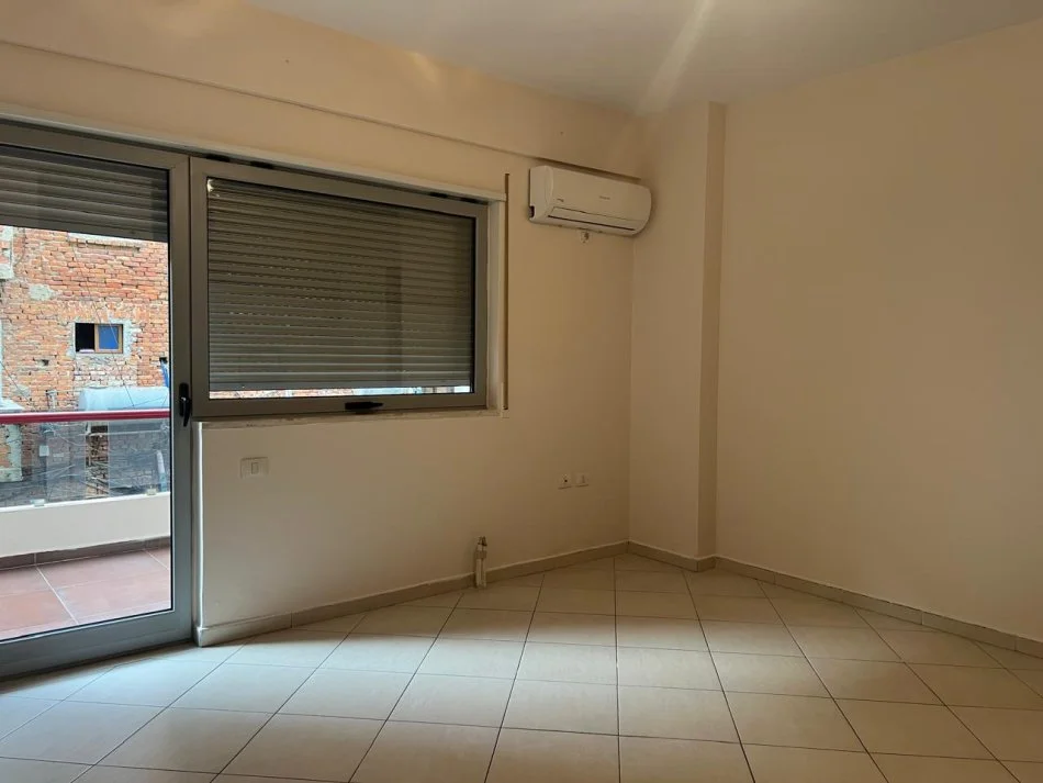 Tirane, jepet me qera apartament 1+1 Kati 1, 60 m² 400 € (Tek Medreseja)