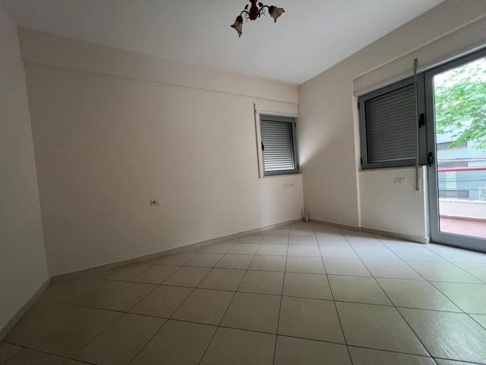 Tirane, jepet me qera apartament 1+1 Kati 1, 60 m² 400 € (Tek Medreseja)