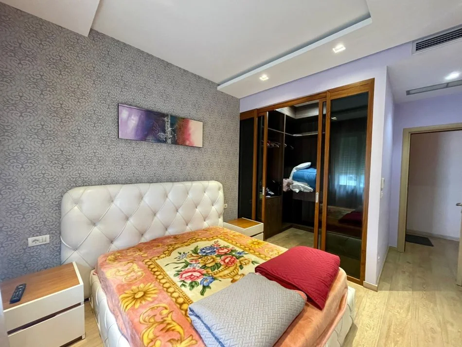 Tirane, jepet me qera apartament 3+1+Ballkon Kati 1, 138 m² 900 € (Karl Gega)