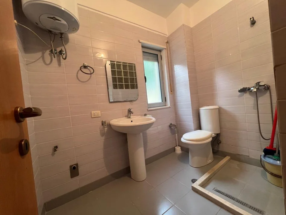 Tirane, jepet me qera apartament 1+1 Kati 1, 60 m² 400 € (Tek Medreseja)