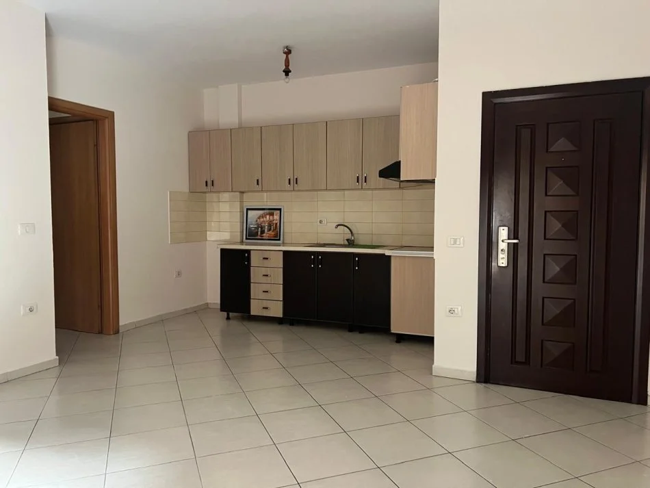 Tirane, jepet me qera apartament 1+1 Kati 1, 60 m² 400 € (Tek Medreseja)