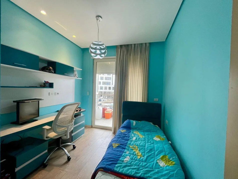 Tirane, jepet me qera apartament 3+1+Ballkon Kati 1, 138 m² 900 € (Karl Gega)