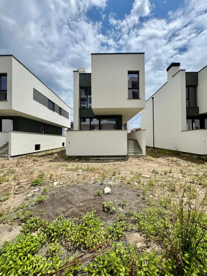 Turquoise Marina (Gjiri Lalzit) shitet Vile me oborr