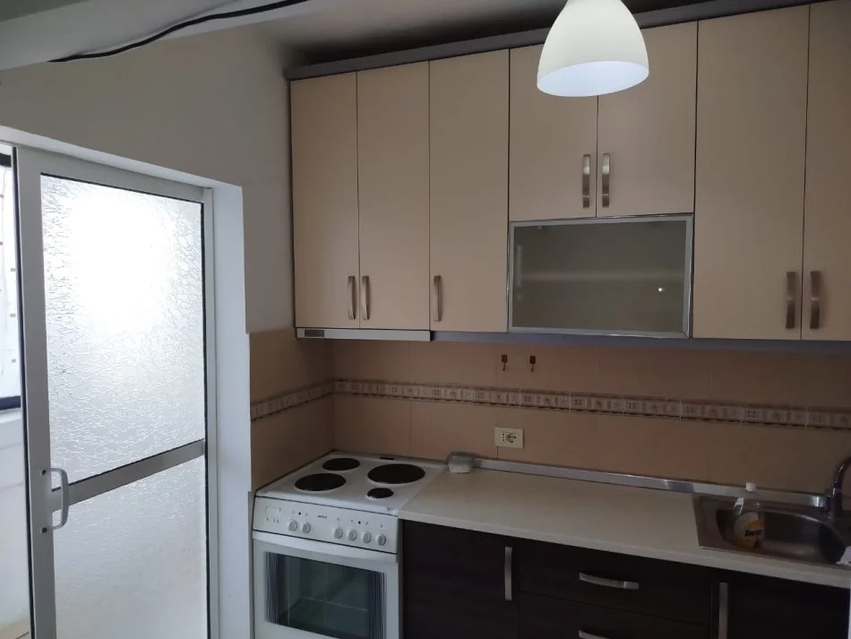 Tirane, jepet me qera apartament 1+1+Ballkon Kati 3, 60 m² 400 € (Rruga Ali Demi prane shkolles 1 Maj)