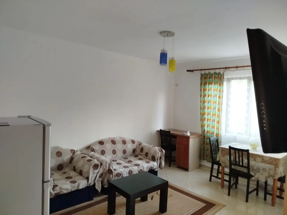 Tirane, jepet me qera apartament 1+1+Ballkon Kati 3, 60 m² 400 € (Rruga Ali Demi prane shkolles 1 Maj)