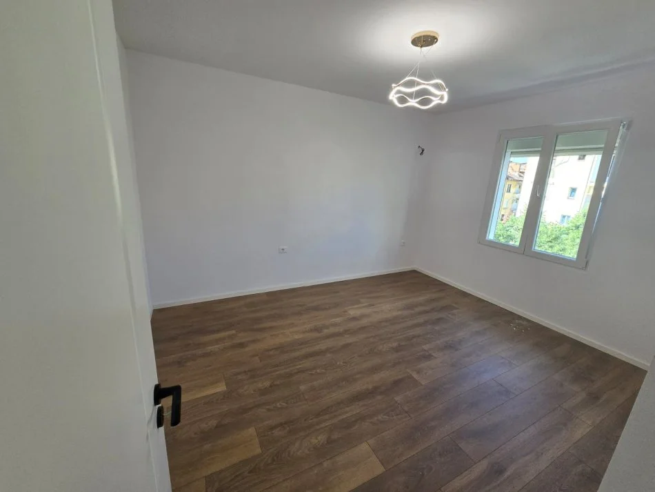 Tirane, shitet apartament 2+1+Ballkon Kati 4, 75 m² 185.000 € (Rruga Myslym Shyri)