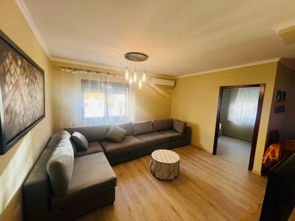 Tirane, jepet me qera apartament 2+1+Ballkon Kati 4, 70 m² 650 € (KOSOVAREVE)