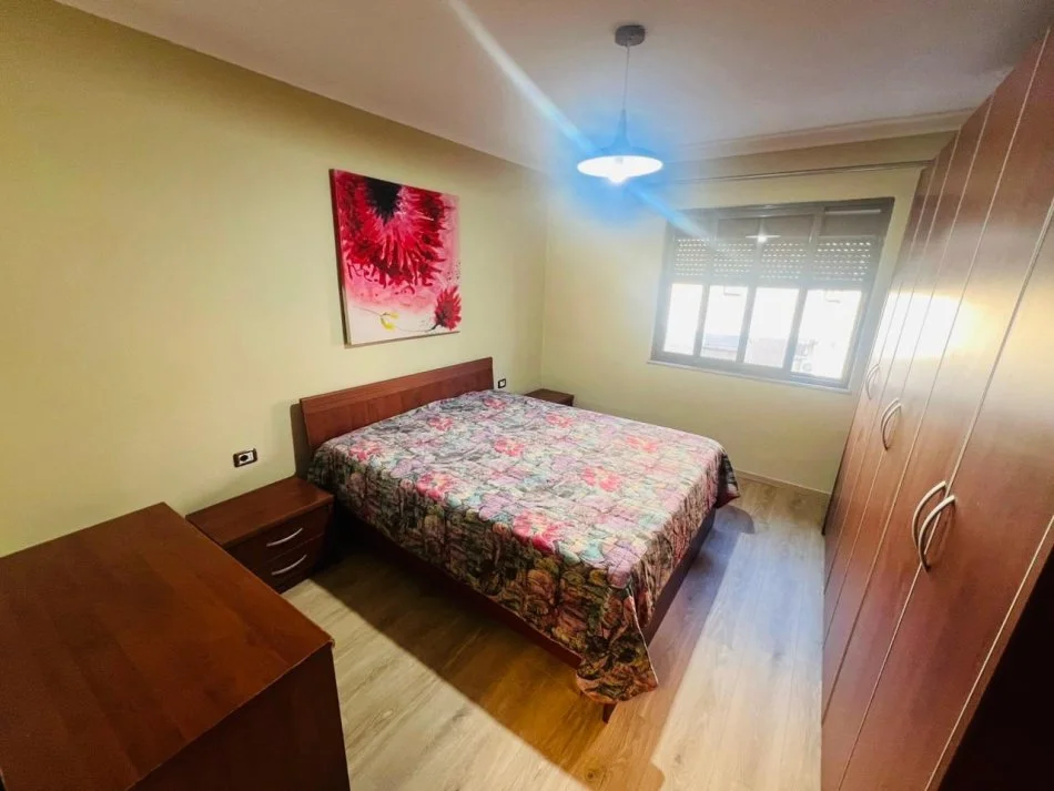 Tirane, jepet me qera apartament 2+1+Ballkon Kati 4, 70 m² 650 € (KOSOVAREVE)