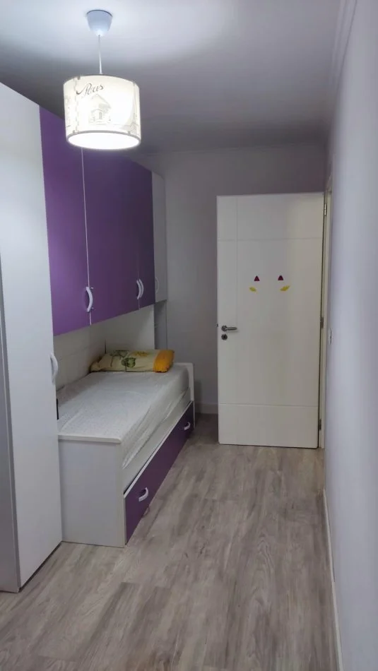 Tirane, jepet me qera apartament 3+1 Kati 3, 500 € (Brryli)