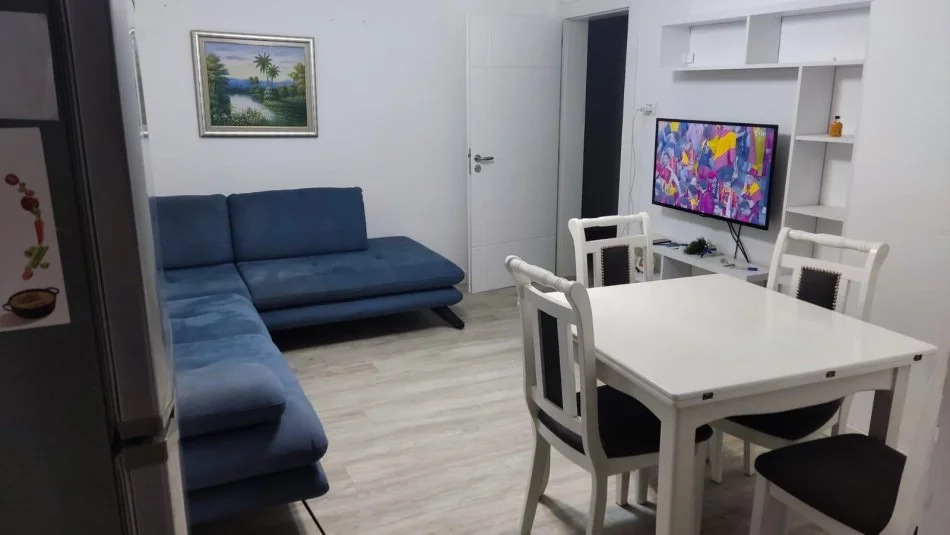 Tirane, jepet me qera apartament 3+1 Kati 3, 500 € (Brryli)