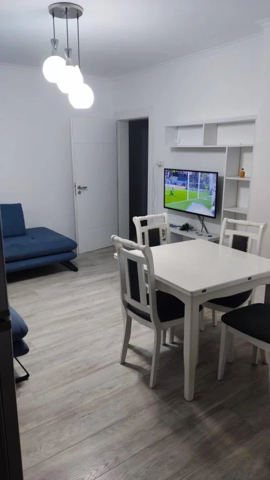 Tirane, jepet me qera apartament 3+1 Kati 3, 500 € (Brryli)