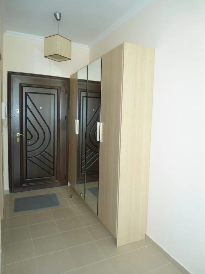 Tirane, jepet me qera apartament 1+1+Ballkon Kati 3, 70 m² (Rruga peti/ Liqeni i thate)