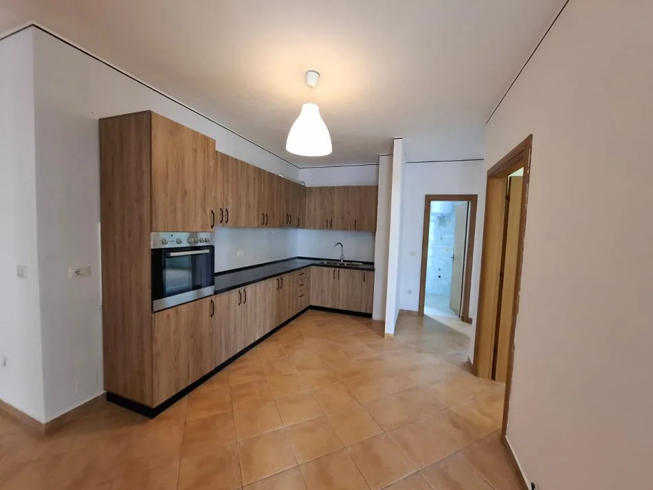 Tirane, jepet me qera apartament 2+1+Ballkon Kati 2, 110 m² 300 € (Muhamed Deliu)